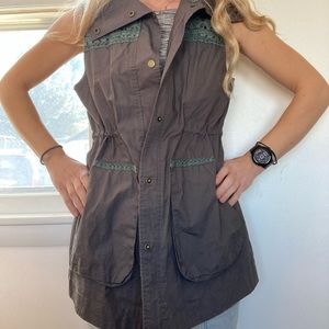 Small grey tunic vest with buttons from “Dylan”